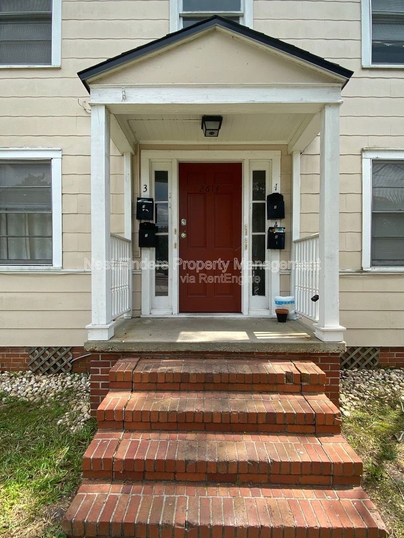 Charming 1 bedroom, 1 bathroom duplex in the historic area of Riverside! property image