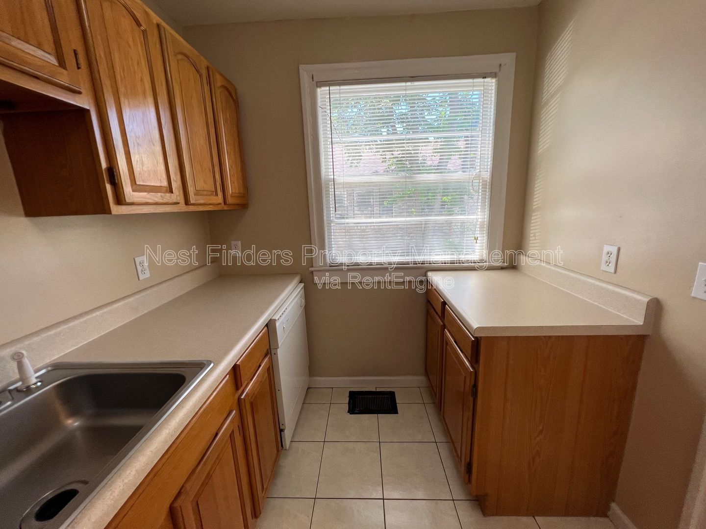 Charming 1 bedroom, 1 bathroom duplex in the historic area of Riverside! property image