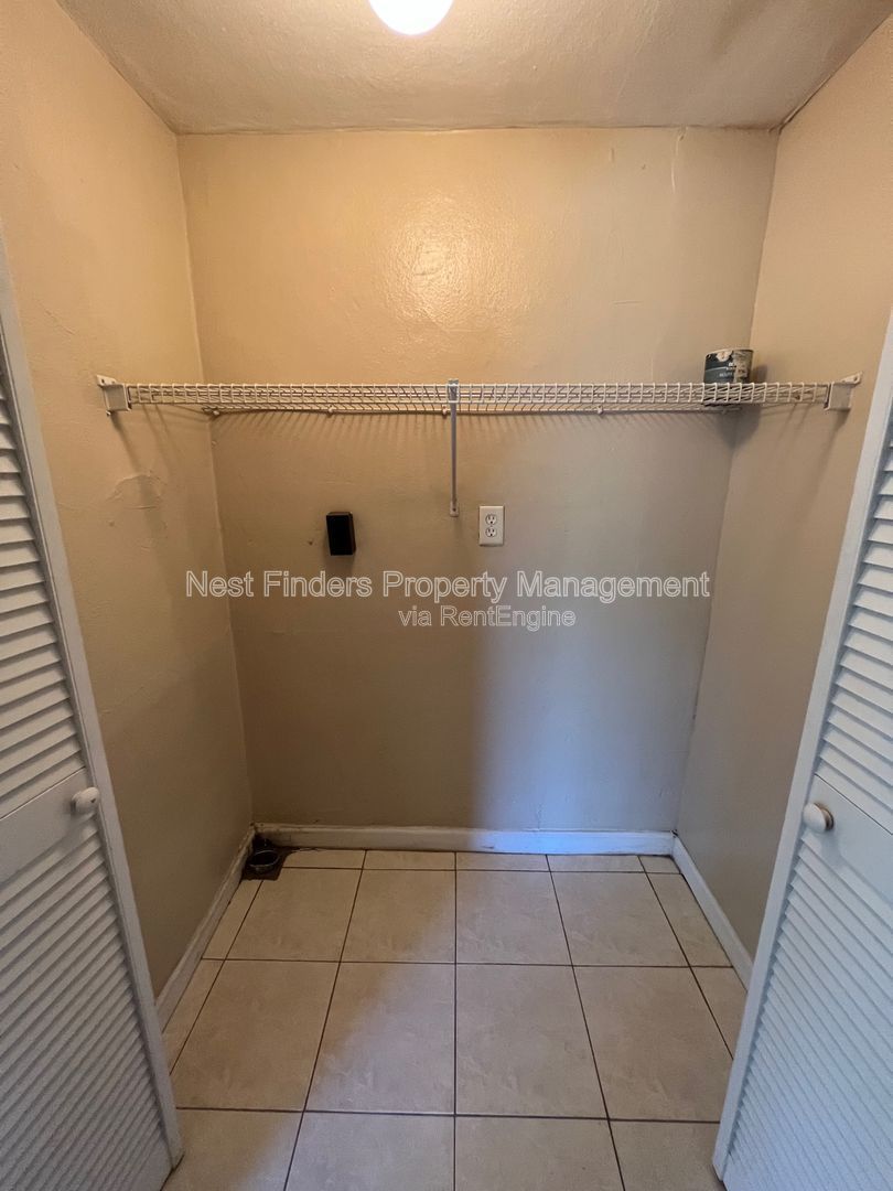 Charming 1 bedroom, 1 bathroom duplex in the historic area of Riverside! property image