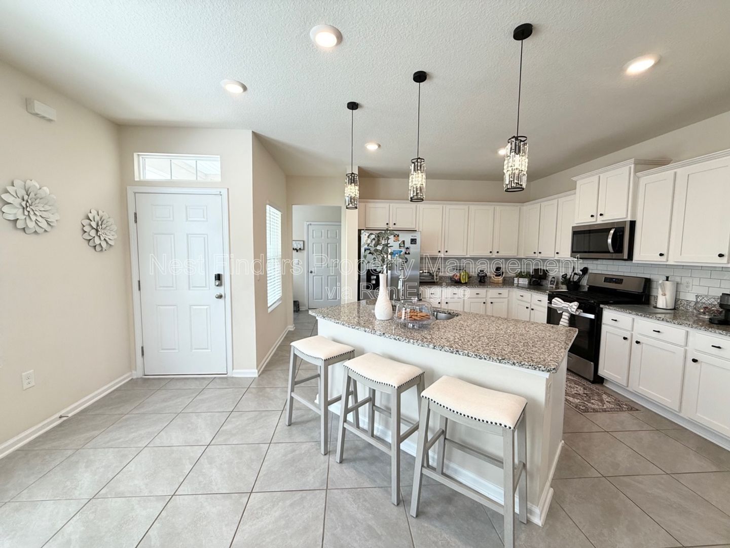 Gorgeous End-Unit Townhome in Waterford Lakes at SilverLeaf! property image