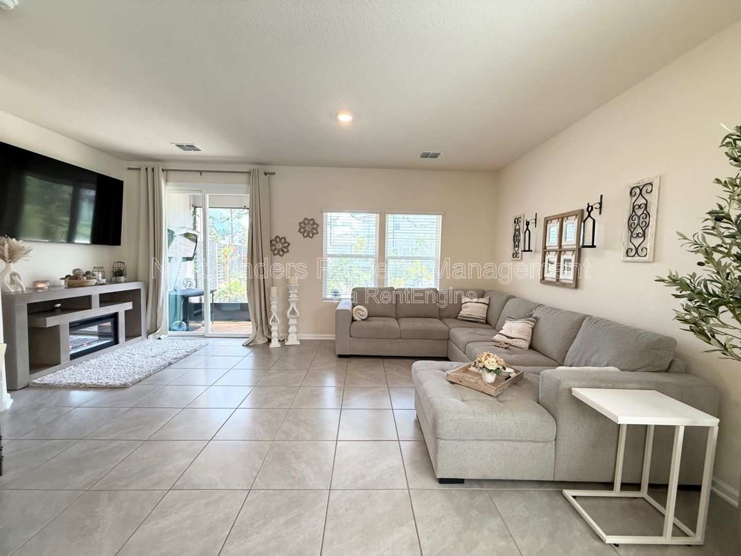 Gorgeous End-Unit Townhome in Waterford Lakes at SilverLeaf! property image