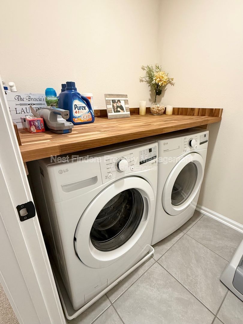 Gorgeous End-Unit Townhome in Waterford Lakes at SilverLeaf! property image