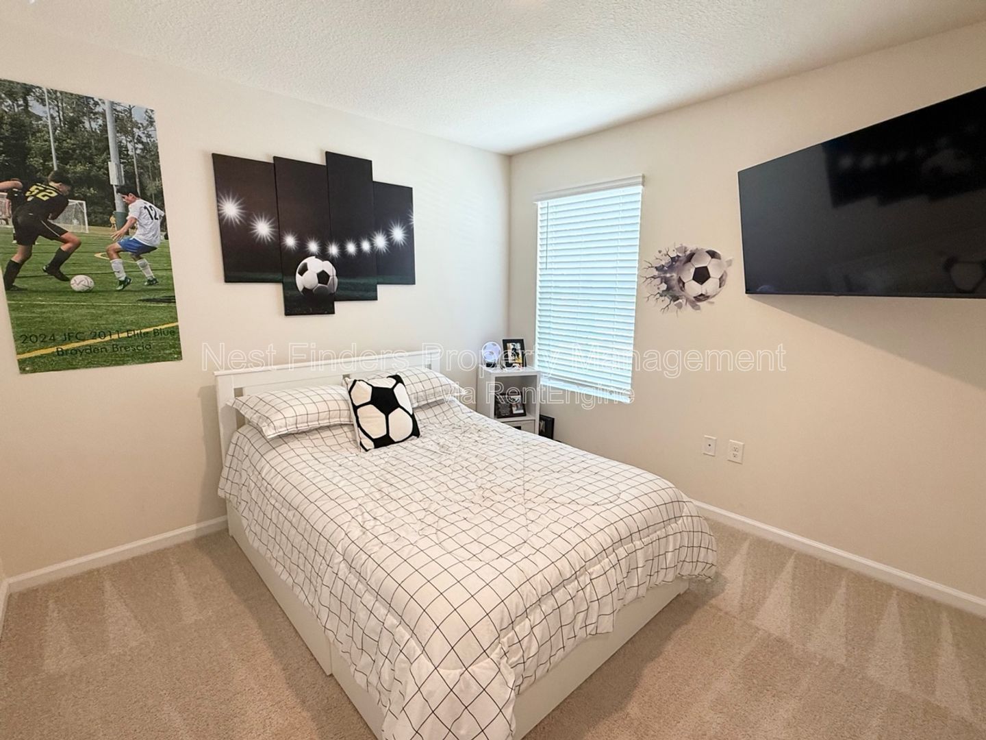 Gorgeous End-Unit Townhome in Waterford Lakes at SilverLeaf! property image