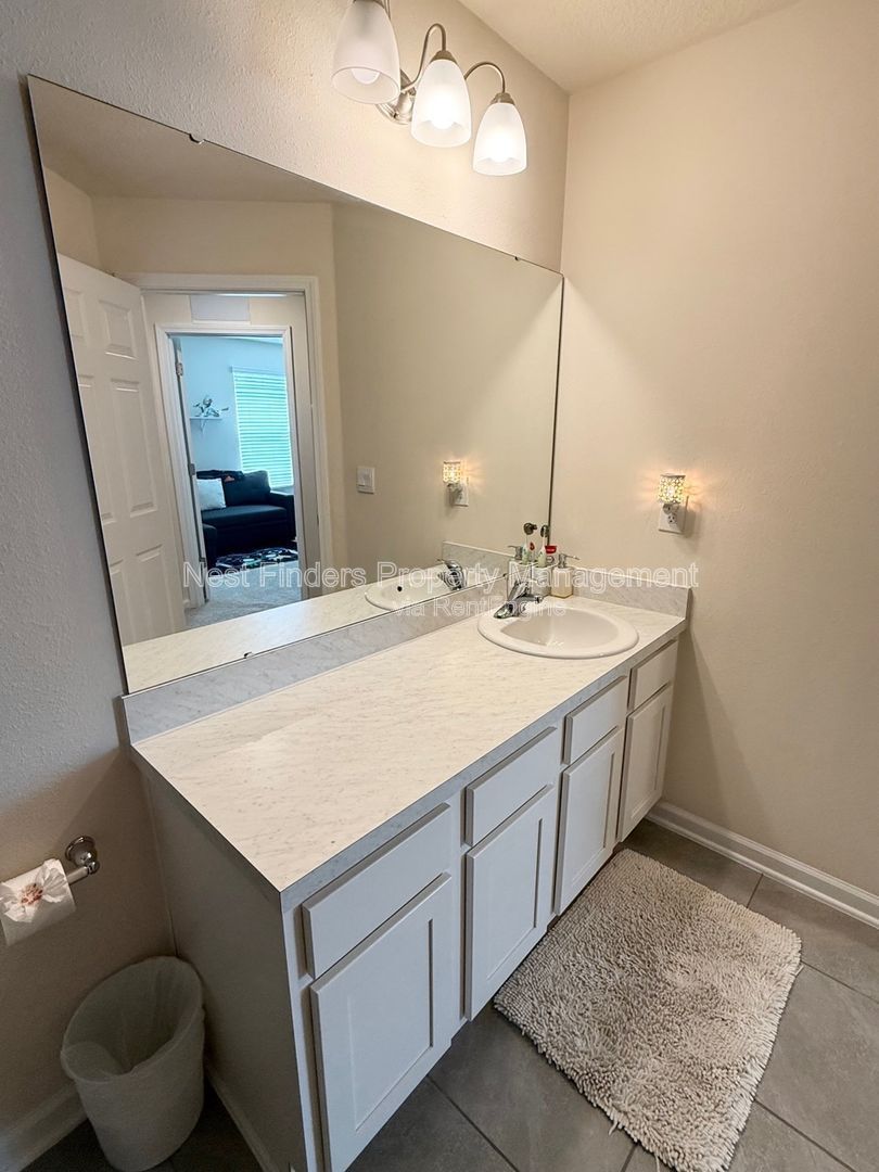 Gorgeous End-Unit Townhome in Waterford Lakes at SilverLeaf! property image