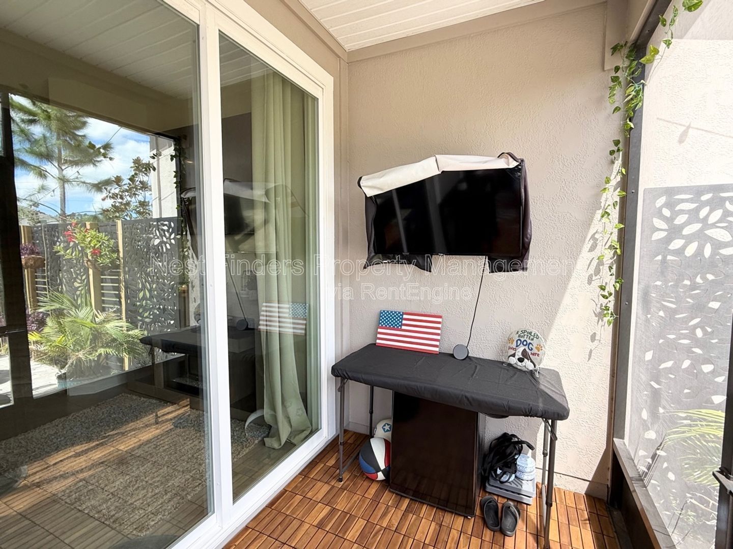 Gorgeous End-Unit Townhome in Waterford Lakes at SilverLeaf! property image