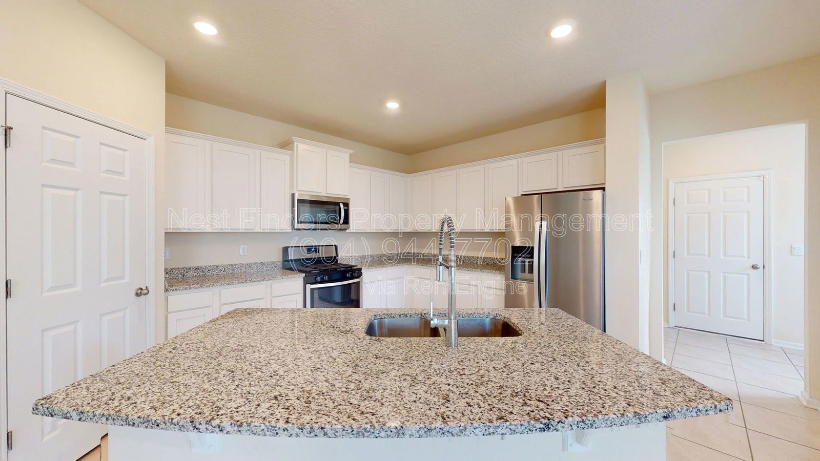 Spacious End-Unit Townhome in Waterford Lakes! property image