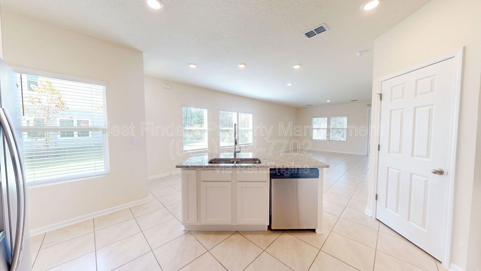 Spacious End-Unit Townhome in Waterford Lakes! property image