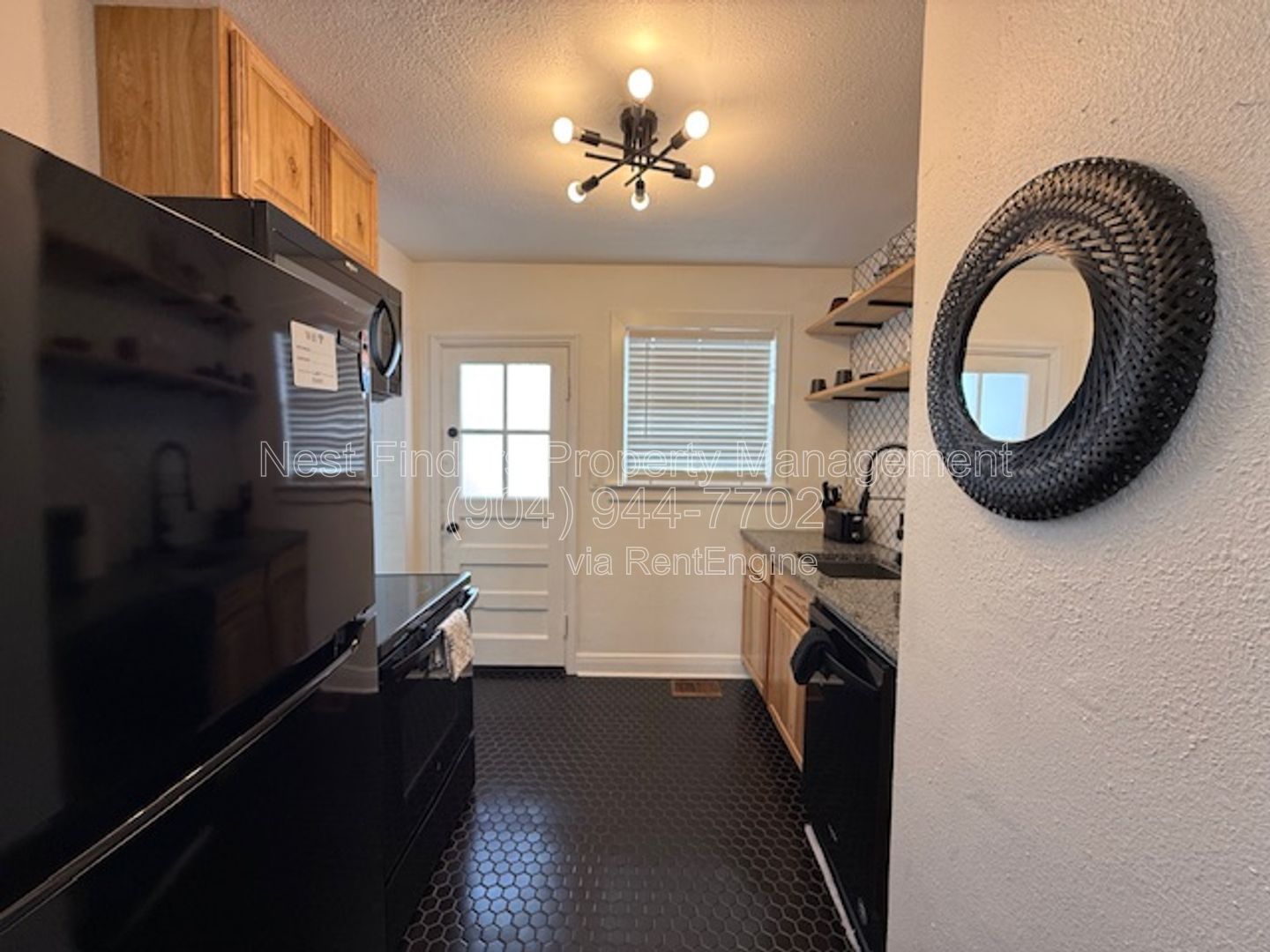 Charming 2-bedroom, 1-bathroom duplex for rent in the heart of Riverside! property image