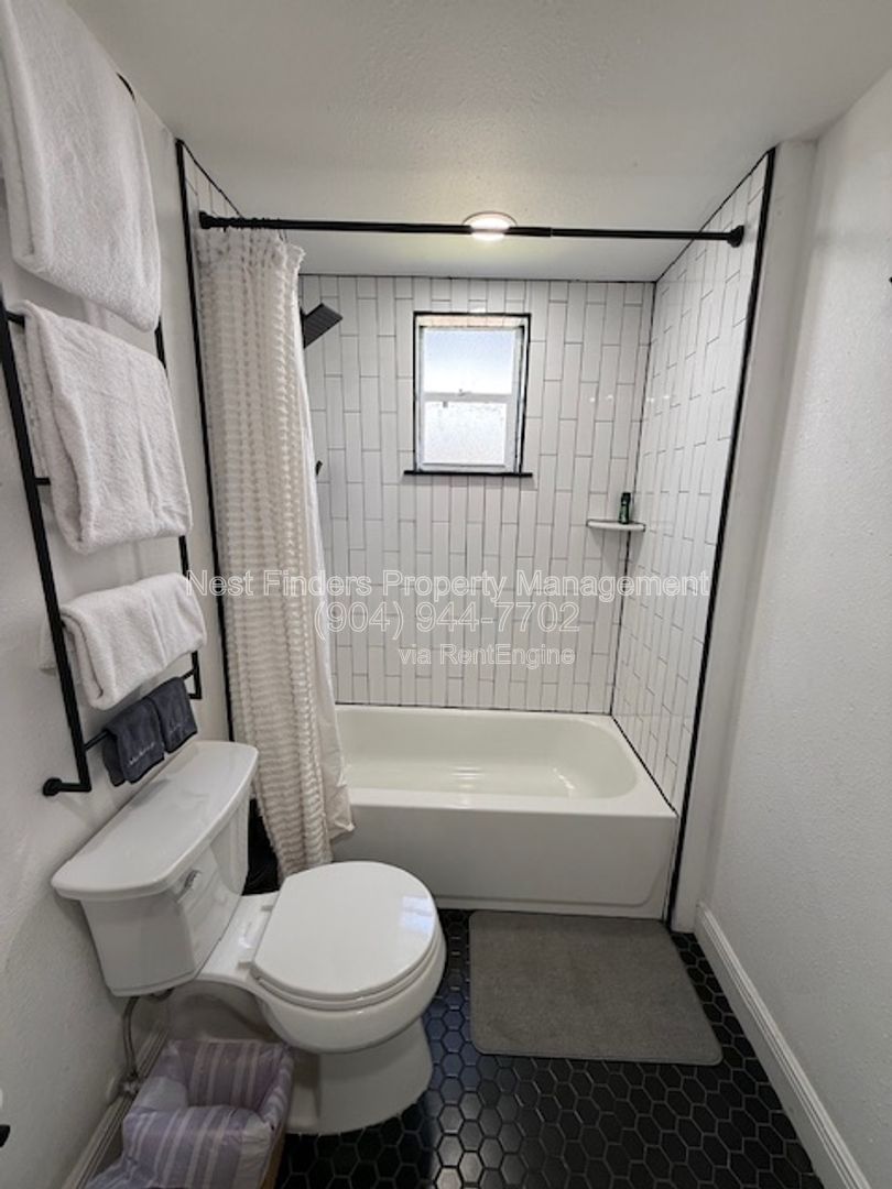 Charming 2-bedroom, 1-bathroom duplex for rent in the heart of Riverside! property image