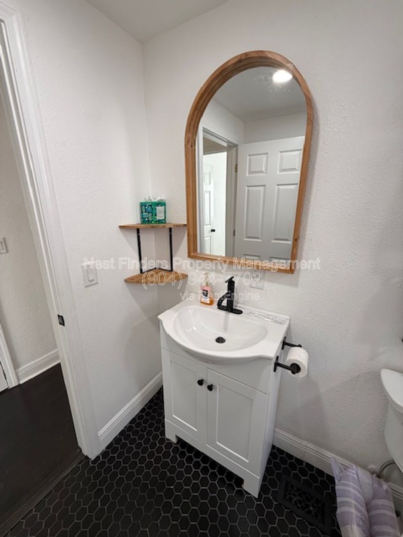 Charming 2-bedroom, 1-bathroom duplex for rent in the heart of Riverside! property image