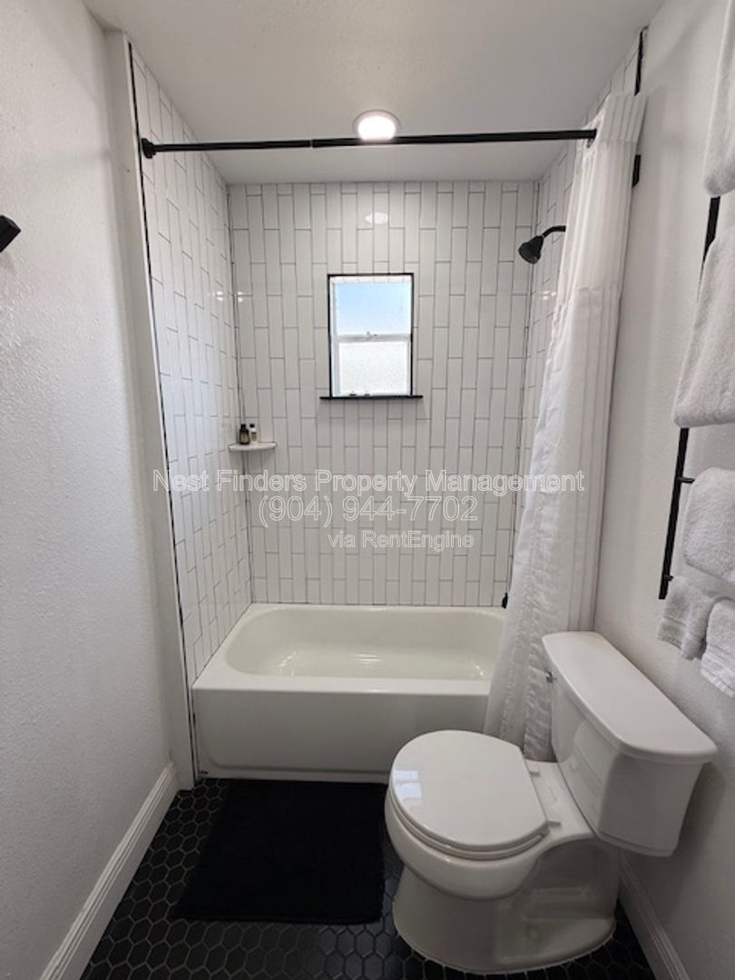 Bright and Spacious 2-Bedroom Upstairs Duplex in Riverside! property image