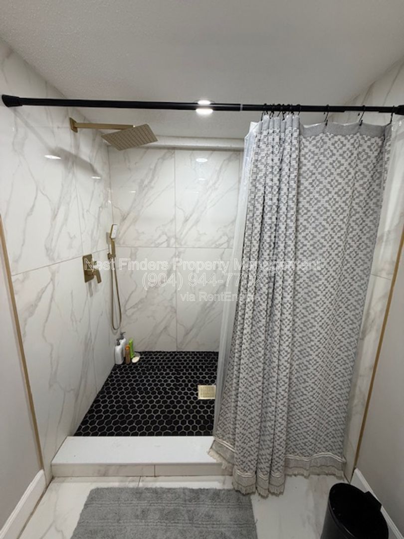 Stunning 2-bedroom, 2-bathroom condo available for rent in The Lakes property image