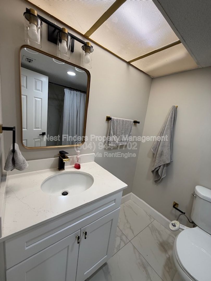 Stunning 2-bedroom, 2-bathroom condo available for rent in The Lakes property image