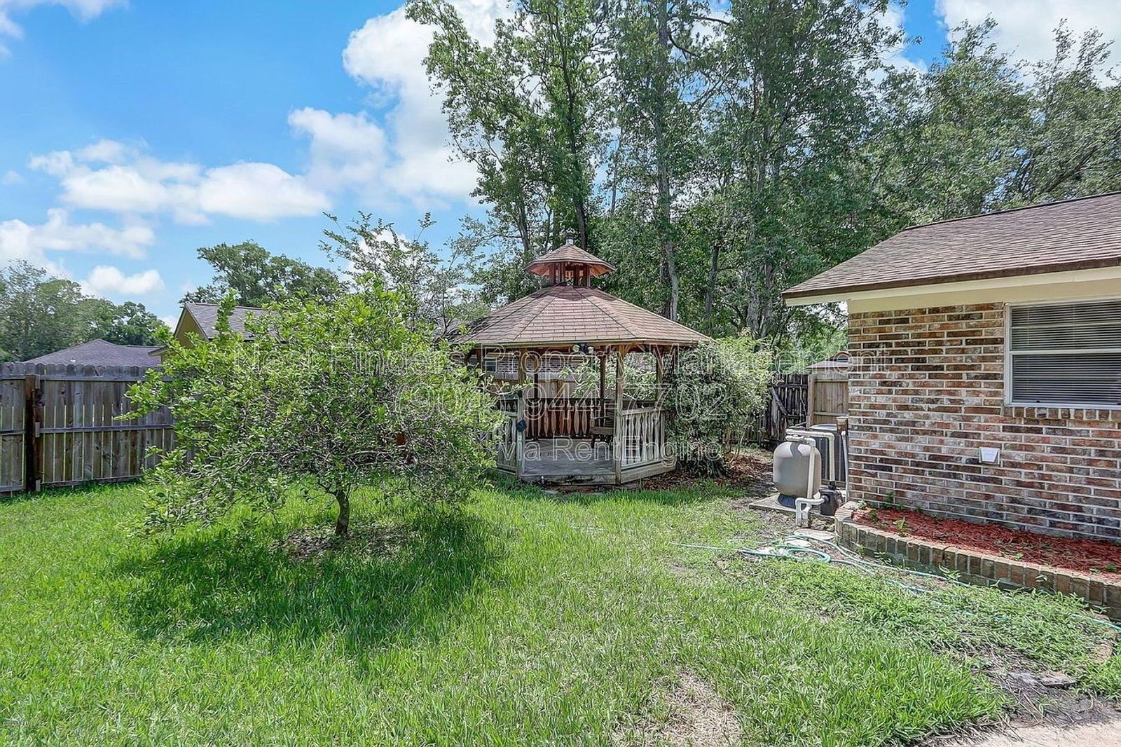 Beautiful 4 bedroom, 2 bathroom POOL home in Orange Park for rent! property image