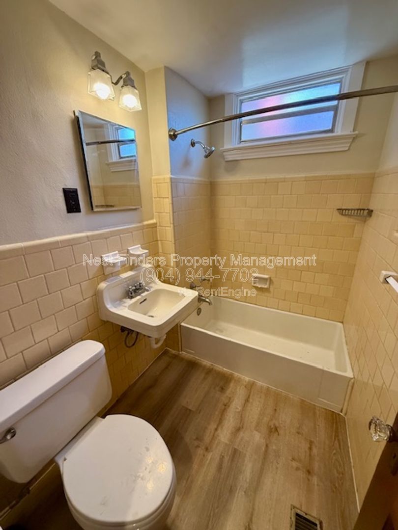 Charming two-bedroom, one-bathroom duplex for rent in the heart of Riverside. T property image