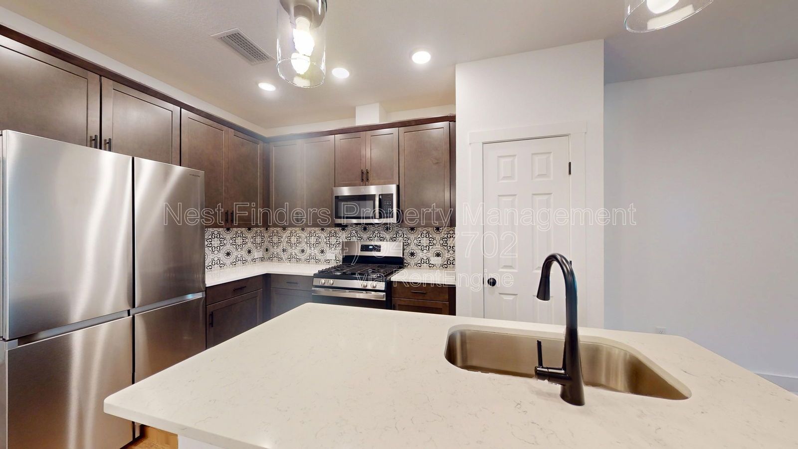 Stunning 2 bedroom townhome in eTown for rent! property image