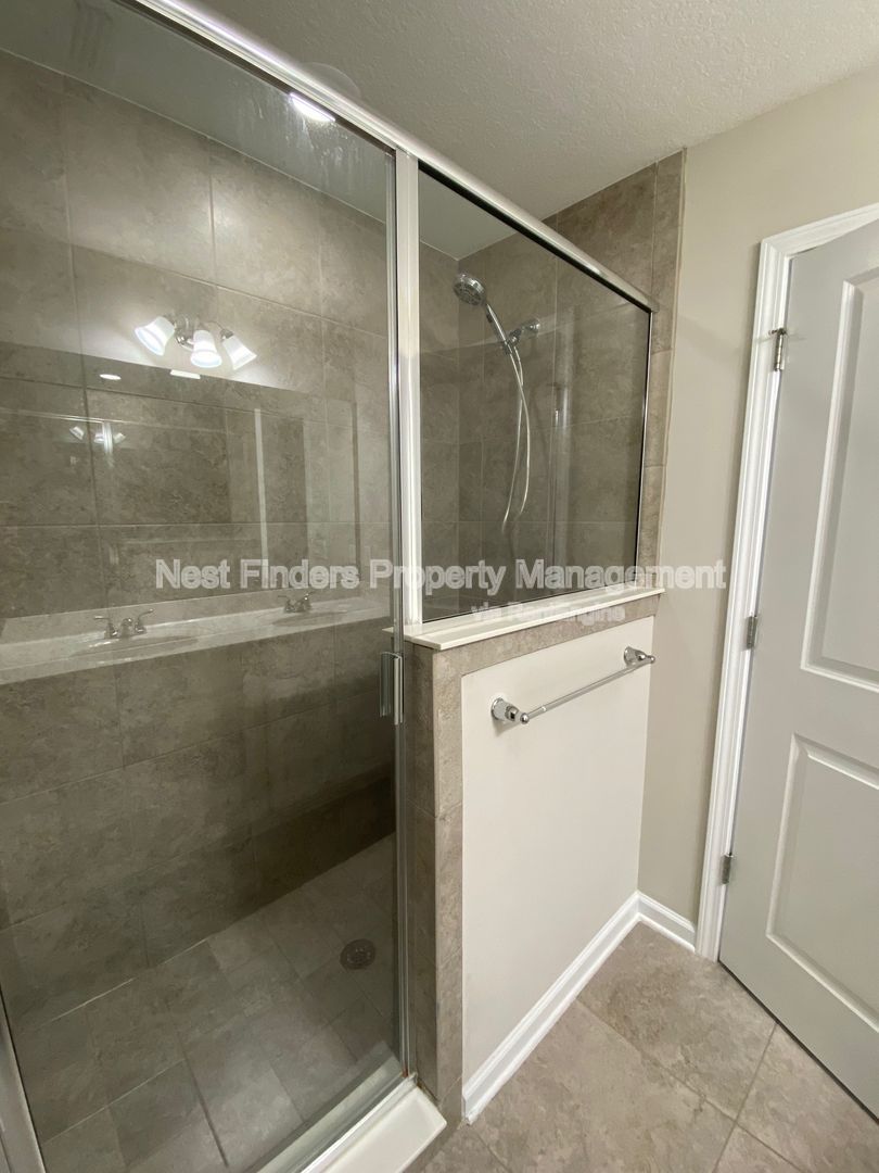 Beautiful 3 bedroom, 2.5 bathroom END unit townhouse for rent in Kendall Pointe! property image
