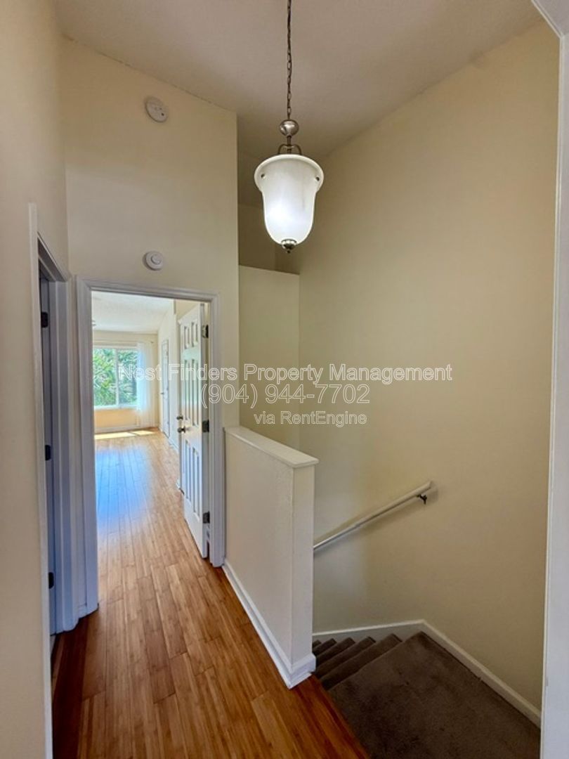 Beautifully updated end-unit townhome located in the gated community of Seasons at Kensington, property image