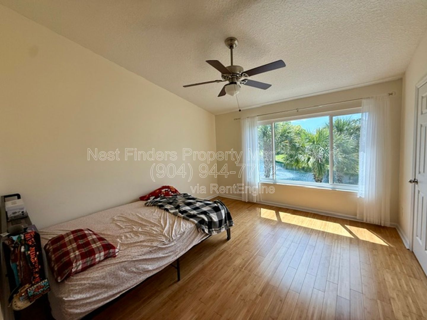 Beautifully updated end-unit townhome located in the gated community of Seasons at Kensington, property image