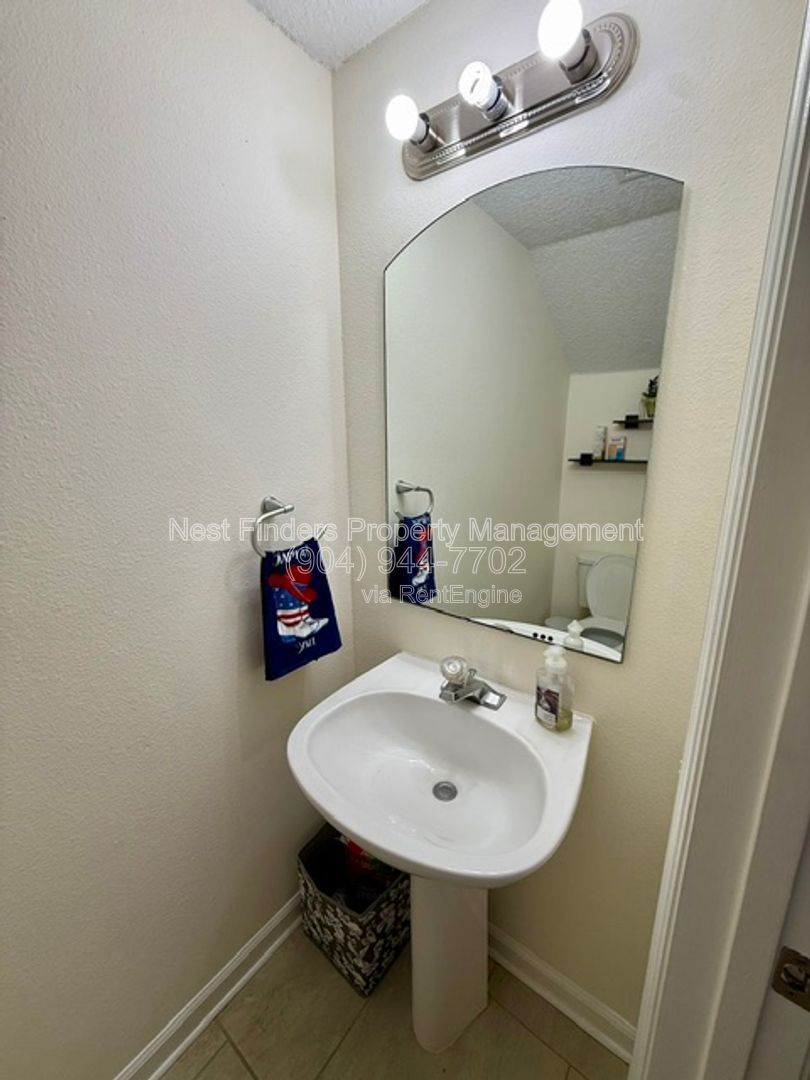 Beautifully updated end-unit townhome located in the gated community of Seasons at Kensington, property image
