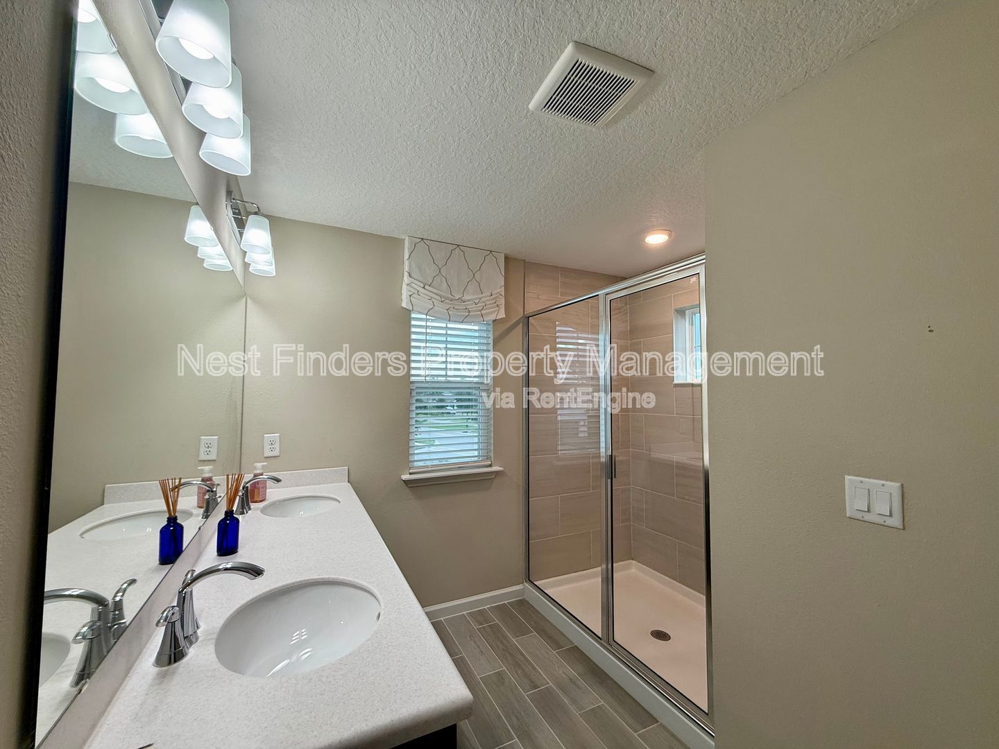 BEAUTIFUL END-UNIT TOWNHOME WITH SCREENED PATIO AND LAKE VIEWS property image