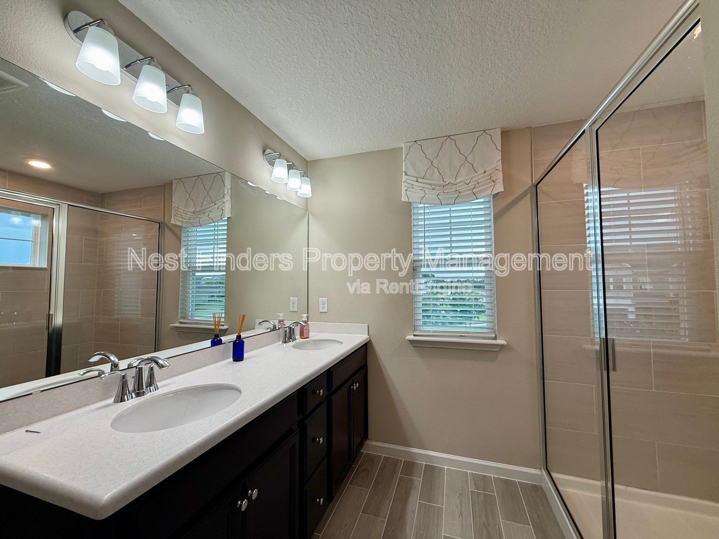 BEAUTIFUL END-UNIT TOWNHOME WITH SCREENED PATIO AND LAKE VIEWS property image