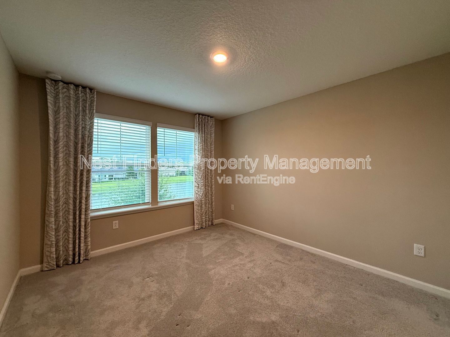 BEAUTIFUL END-UNIT TOWNHOME WITH SCREENED PATIO AND LAKE VIEWS property image