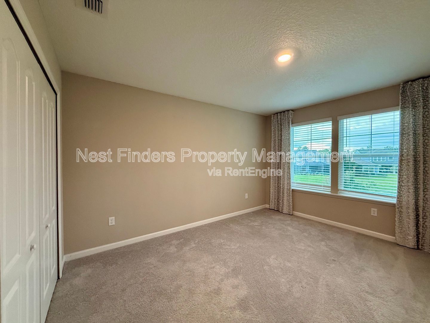 BEAUTIFUL END-UNIT TOWNHOME WITH SCREENED PATIO AND LAKE VIEWS property image