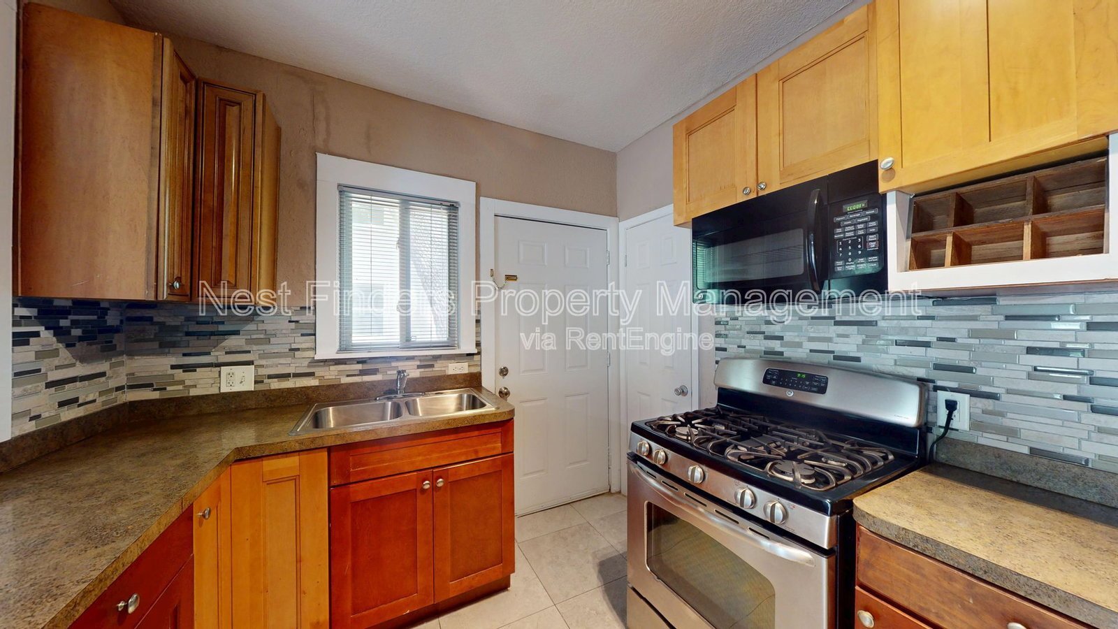 Clean and spacious San Marco 1 Bedroom duplex with large yard and great storage! property image
