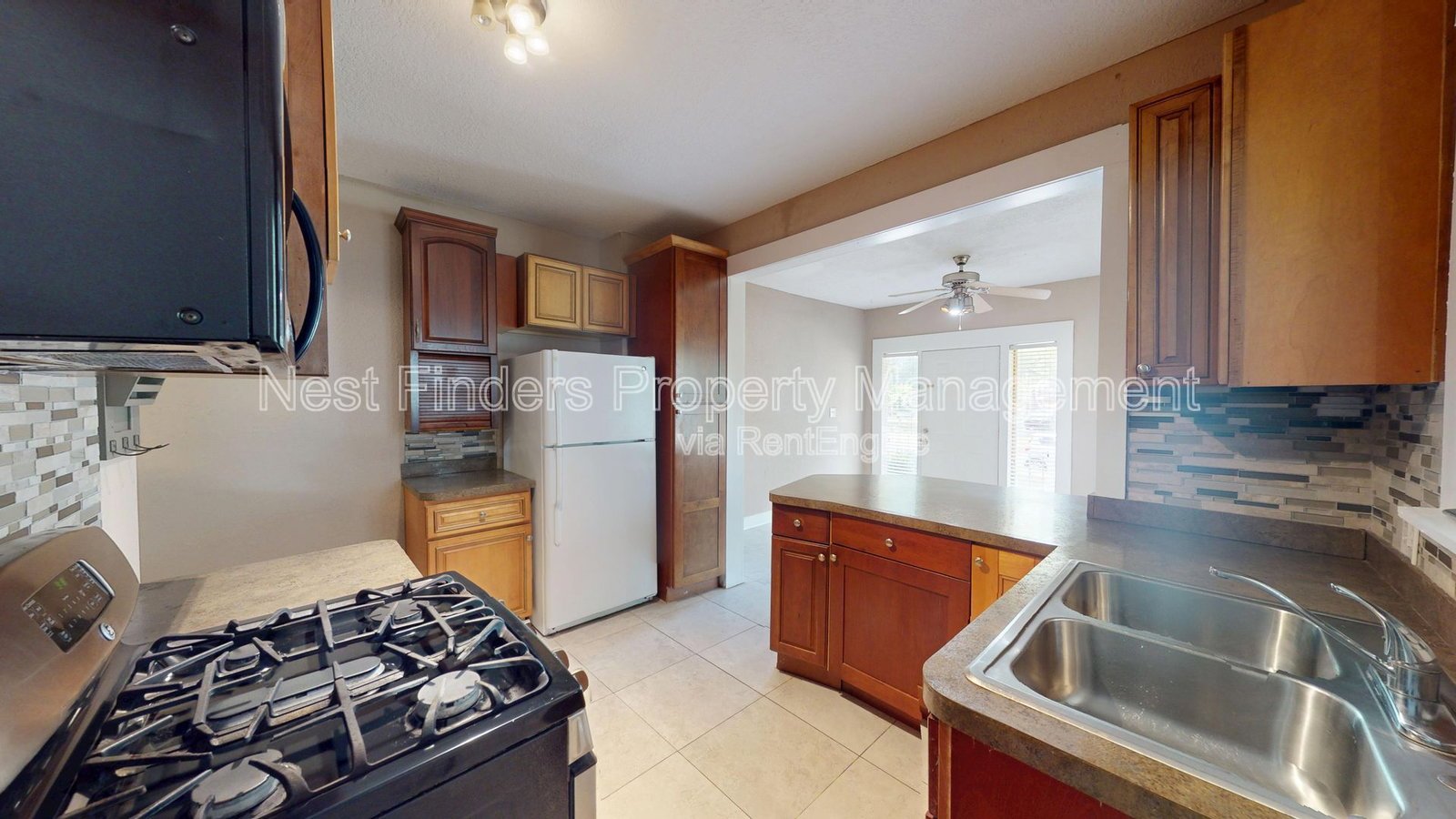 Clean and spacious San Marco 1 Bedroom duplex with large yard and great storage! property image